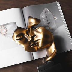 Kissing Sculpture